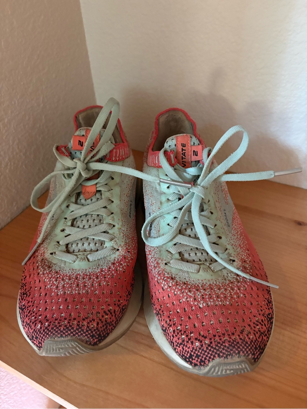 Brooks Levitate 2  Neutral Mint & Coral Knit Running shoes size 6